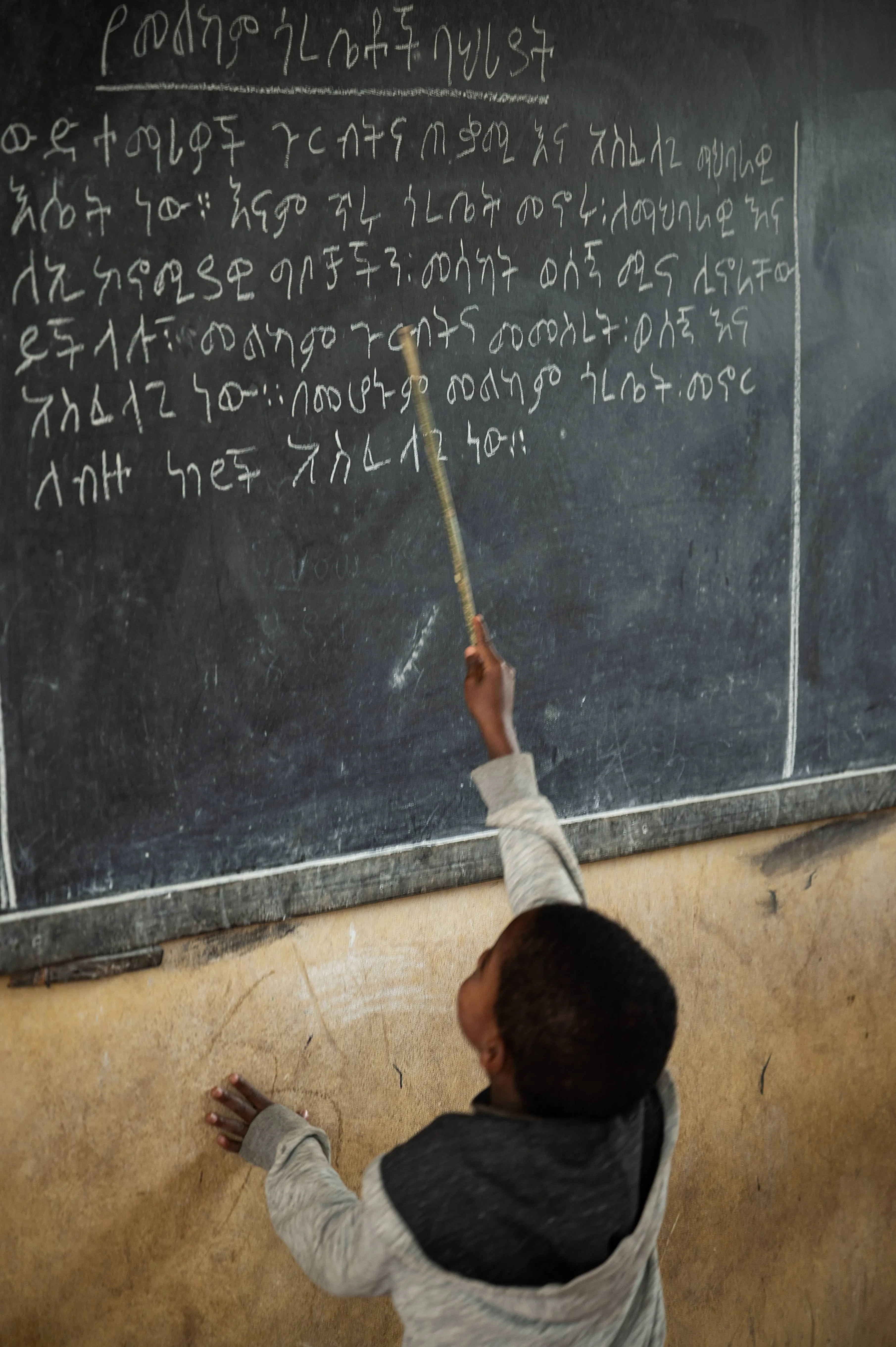 Bambini della scuola di Alaba durante la raccolta dell'acqua