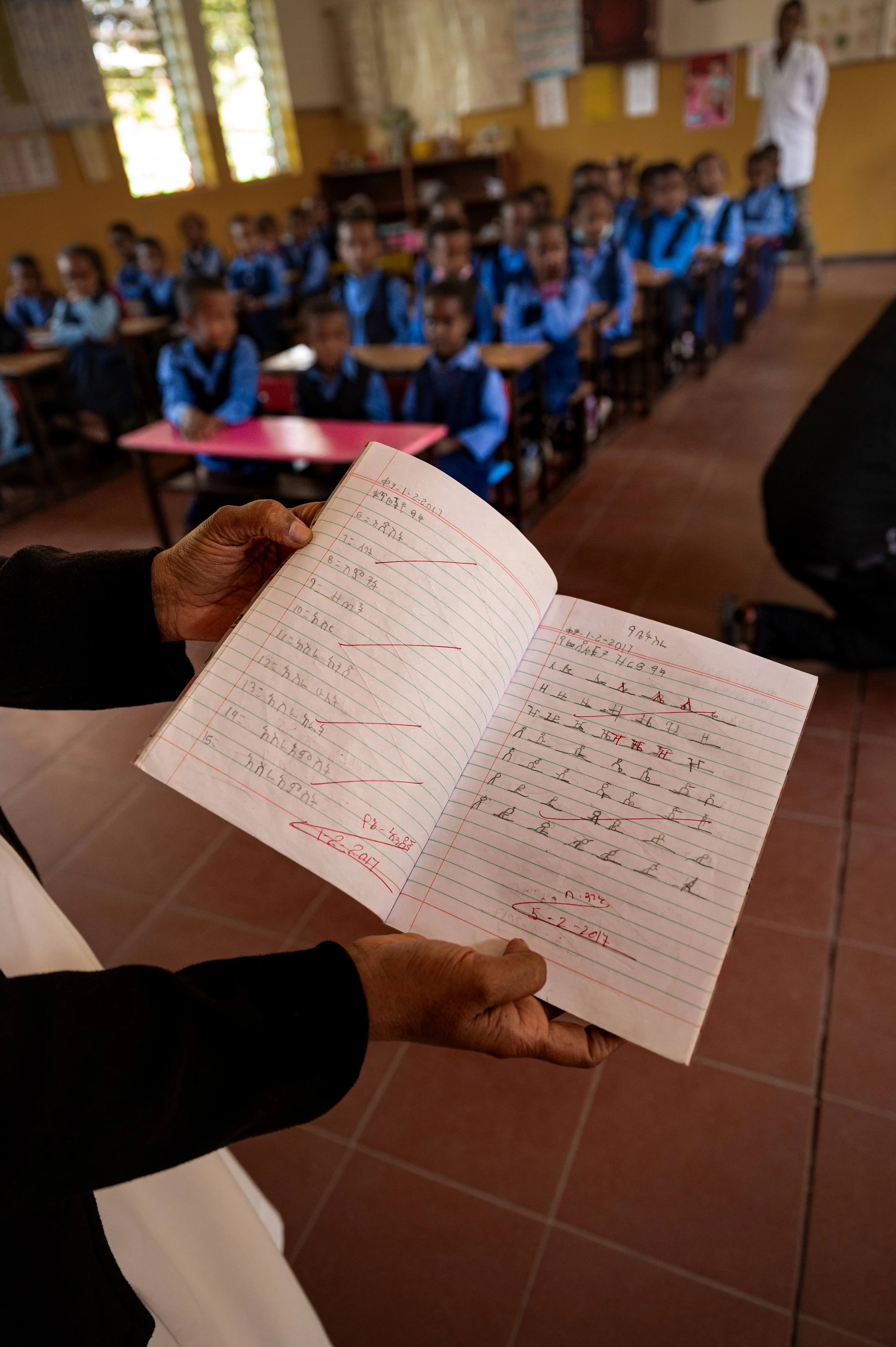 Bambini della scuola di Alaba durante la ricreazione
