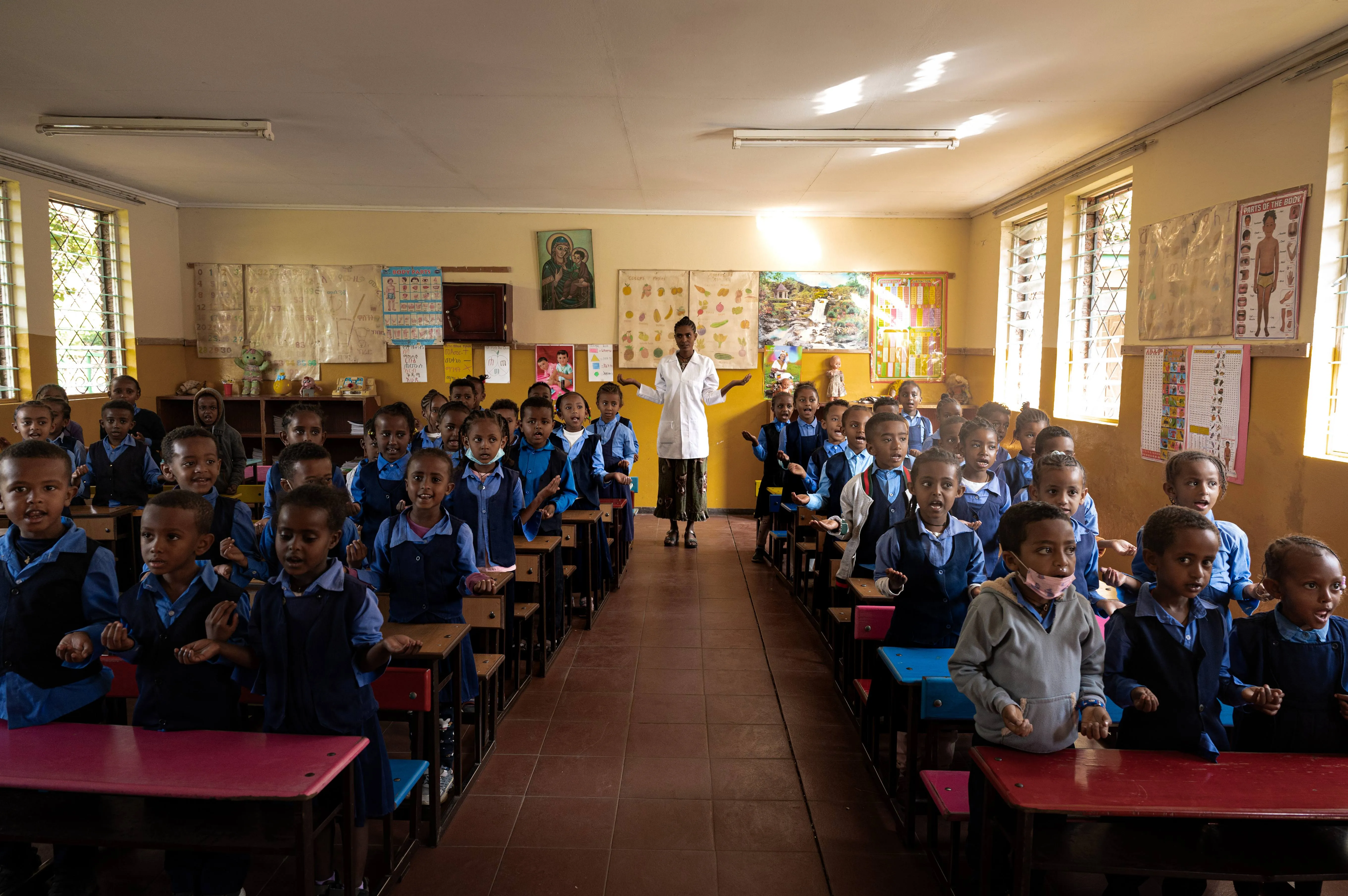 Aula della scuola di Alaba con lavagna in ardesia